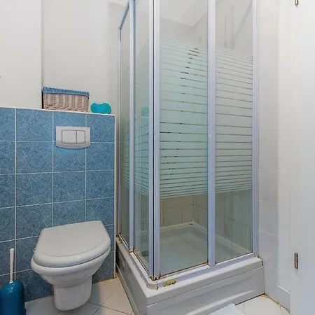 Private Garden Apartment *